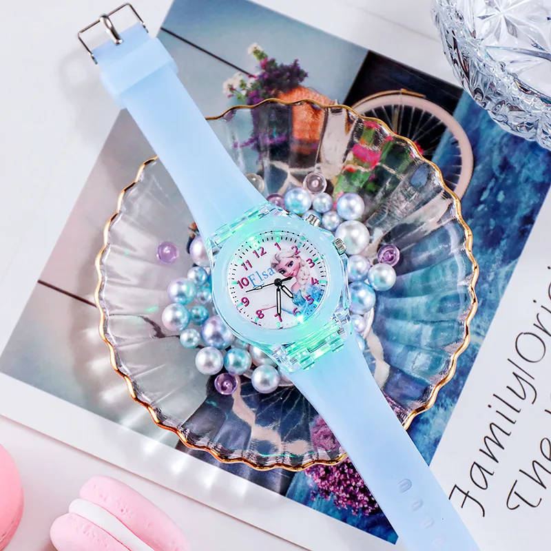 Disney – Montre Enfant Princesse Elsa & Sophia | Montre Lumineuse Enfant avec Bracelet Silicone, Quartz Digital Frozen 2 – Image 4